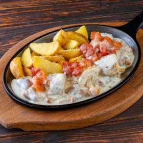 Куриные бёдрышки с сердечками и картофельными лодочками
