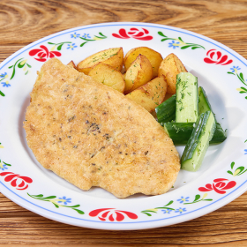 Куриная отбивная с малосольными огурцами и жареным картофелем(СРЕДА)